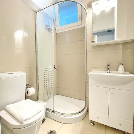 Bright & Cozy Home, 5 Mins To Ándros